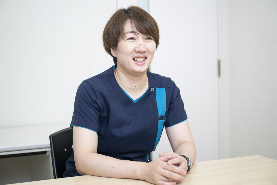 栄養サポートを通して、高齢者に寄り添う看護の重要性を痛感。 大学院で学びながら、看護師としてのスキルアップを目指す。